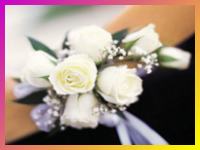Fiestas con pulsera de flores para 15 aņos.