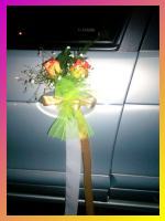 Flores y cintas para casamientos y decoracion de autos para 15 aņos con moņos.