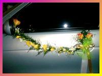 Para casamientos decoracion de autos con flores cintas y moņos.