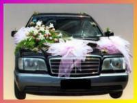Flores moņos y cintas para decoracion de autos para 15 aņos.
