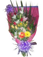 Cumpleaņos con regalos de rosas y ramos de flores.