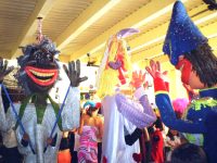 Carnaval carioca con batucadas brasileras.