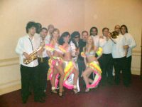 Fiestas con gruppos musicales y bandas musicales con saxofonista.