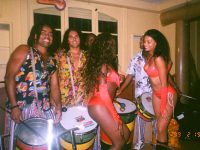 Bandas musicales con cantantes y saxofonista para fiestas.