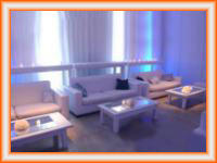 Ambientadores de fiestas y eventos con muebles en alquiler.