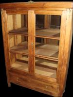 Mueble antiguo de biblioteca de pinotea.